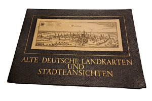 Buch mit Karten