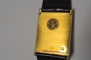 Goldene Damenarmbanduhr CAV8