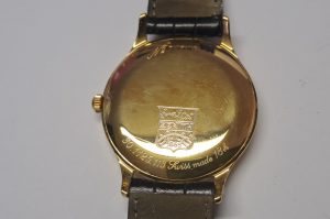 Goldene Herrenarmbanduhr CAV8