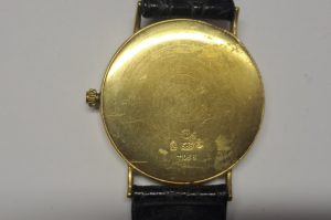 Goldene Damenarmbanduhr CAV8