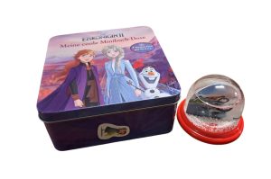 Schneekugel und Metallbox
