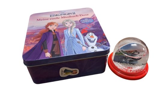 Schneekugel und Metallbox