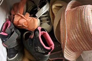 Kinderschuhe und Hüte