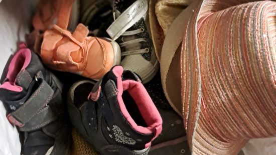 Kinderschuhe und Hüte