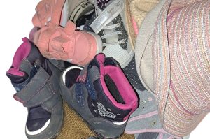 Kinderschuhe und Hüte