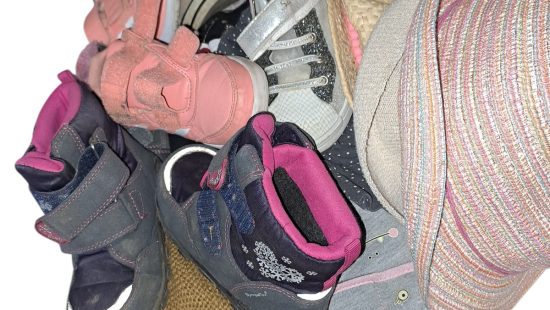 Kinderschuhe und Hüte
