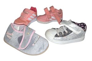 Kinderschuhe und Hüte