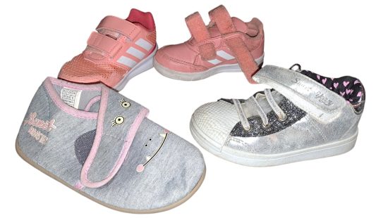 Kinderschuhe und Hüte