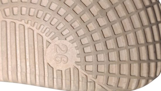 Kinderschuhe und Hüte