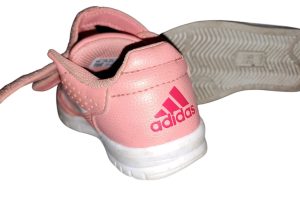 Kinderschuhe und Hüte
