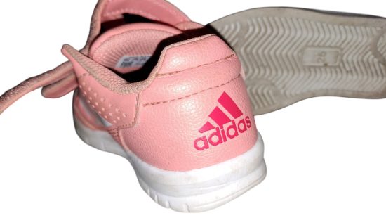 Kinderschuhe und Hüte