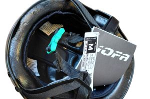 Helm schwarz glänzend