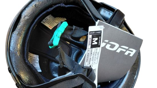 Helm schwarz glänzend