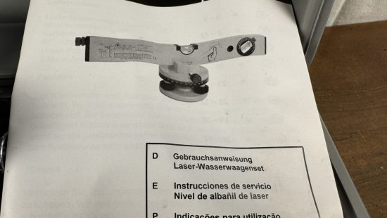 Laserwasserwaage mit Stativ