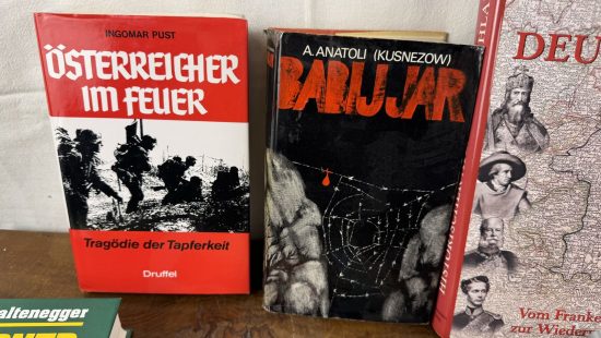 Geschichtsbücher Krieg