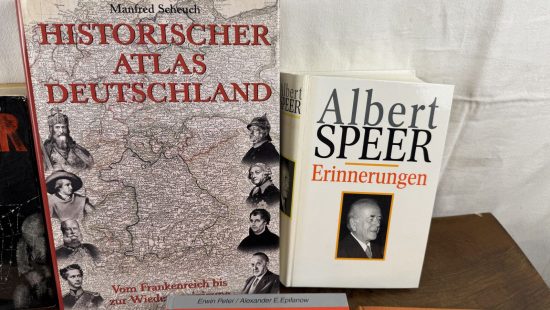 Geschichtsbücher Krieg