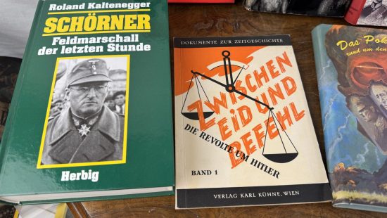 Geschichtsbücher Krieg