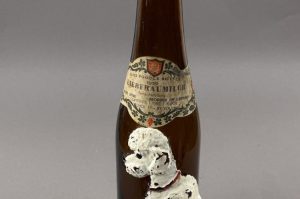 Affentaler Weinflasche mit Pudel-Hundefigur auf Flasche 