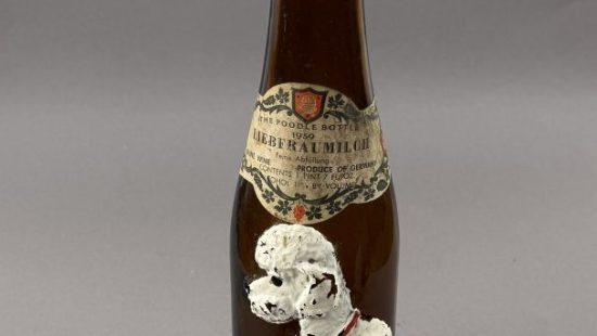 Affentaler Weinflasche mit Pudel-Hundefigur auf Flasche 