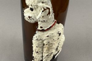 Affentaler Weinflasche mit Pudel-Hundefigur auf Flasche 