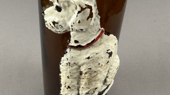 Affentaler Weinflasche mit Pudel-Hundefigur auf Flasche 