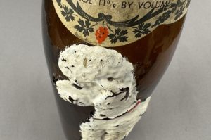 Affentaler Weinflasche mit Pudel-Hundefigur auf Flasche 