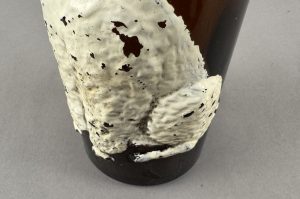 Affentaler Weinflasche mit Pudel-Hundefigur auf Flasche 