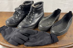 Eisstock Schuhe mit Überschuhe und Handschuhe