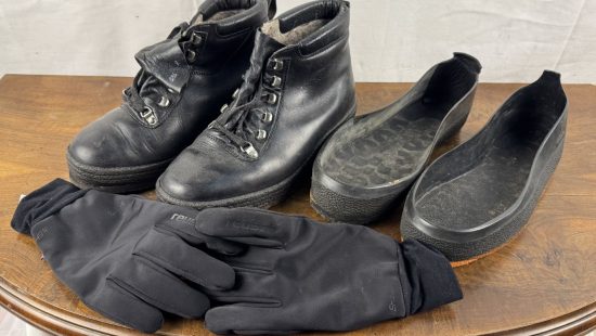 Eisstock Schuhe mit Überschuhe und Handschuhe