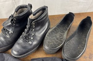 Eisstock Schuhe mit Überschuhe und Handschuhe