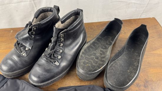 Eisstock Schuhe mit Überschuhe und Handschuhe