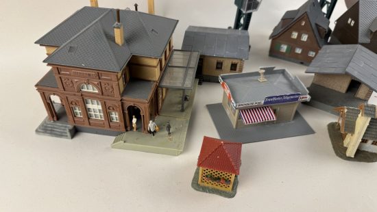 Häuser für Eisenbahn Modelle