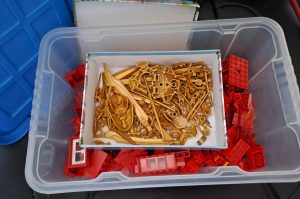Legoteile rot, gold