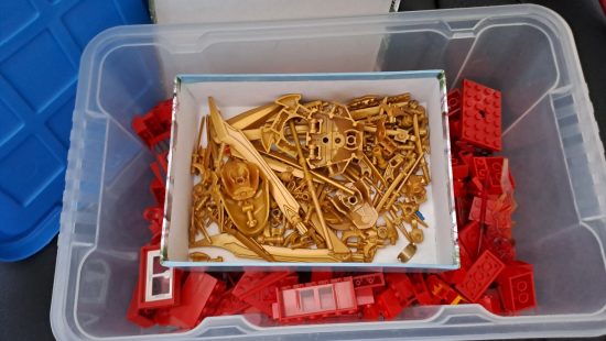 Legoteile rot, gold
