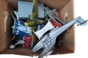 Diverse Modellautos und Flieger K10