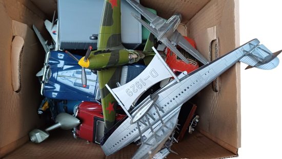 Diverse Modellautos und Flieger K10