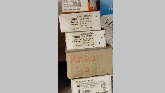 Schrauben und Dübel