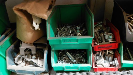 Schrauben und Kleinteile