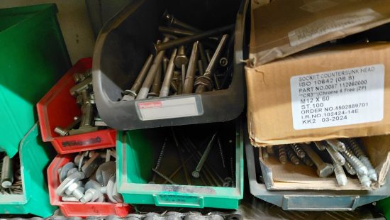 Schrauben und Kleinteile