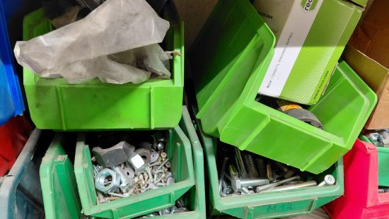 Schrauben und Kleinteile