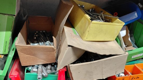 Schrauben und Kleinteile