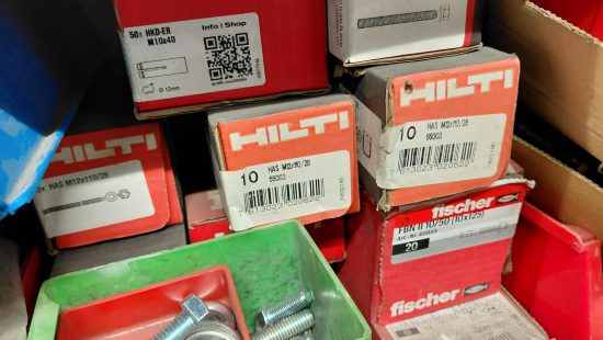 Schrauben und Kleinteile