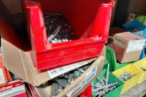 Schrauben und Kleinteile