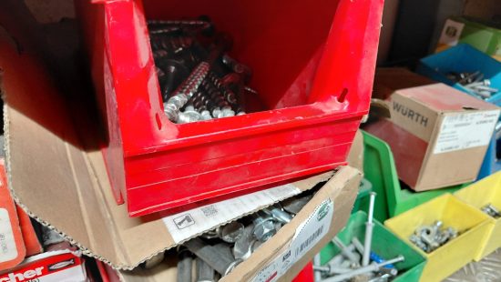 Schrauben und Kleinteile