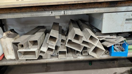 Diverse Metallabschnitte