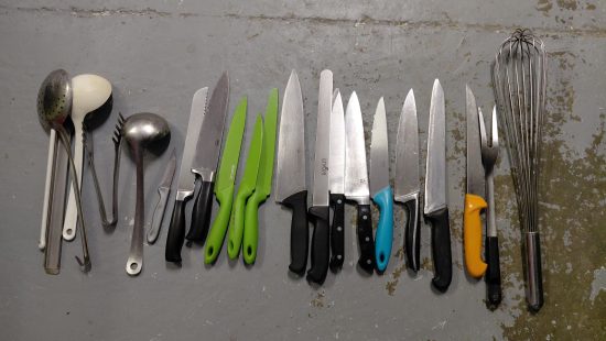 Küchenmesser und Haushaltshelfer L