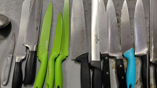 Küchenmesser und Haushaltshelfer L