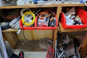 Schütten mit Elektrikerbedarf