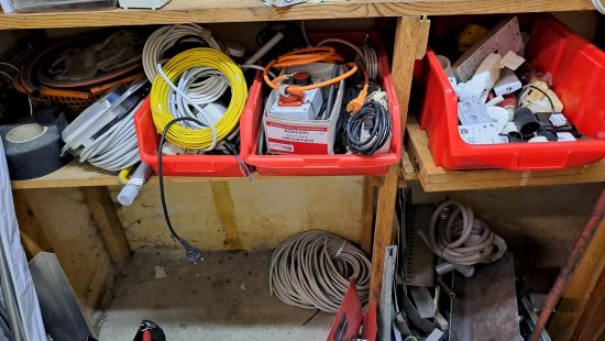 Schütten mit Elektrikerbedarf