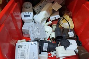Schütten mit Elektrikerbedarf